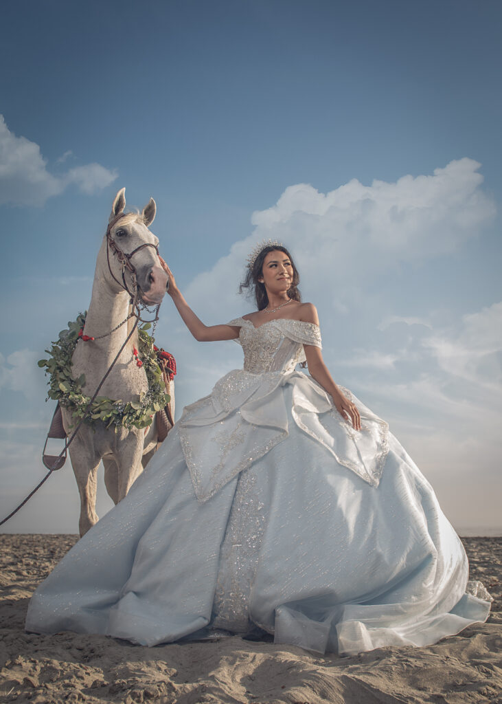 quinceanera en la playa con caballo